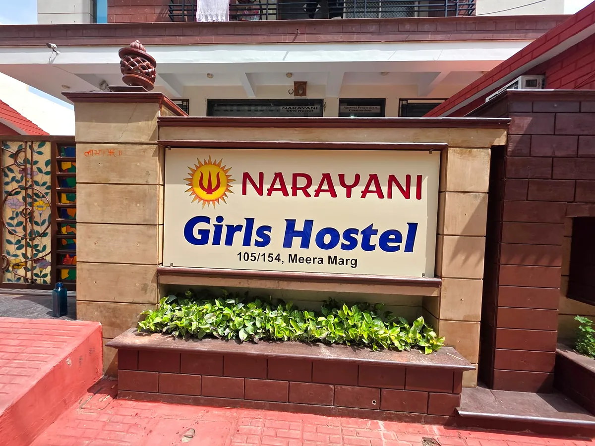 Narayani Girls Hostel signboard at 105/154 Meera Marg, Mansarovar